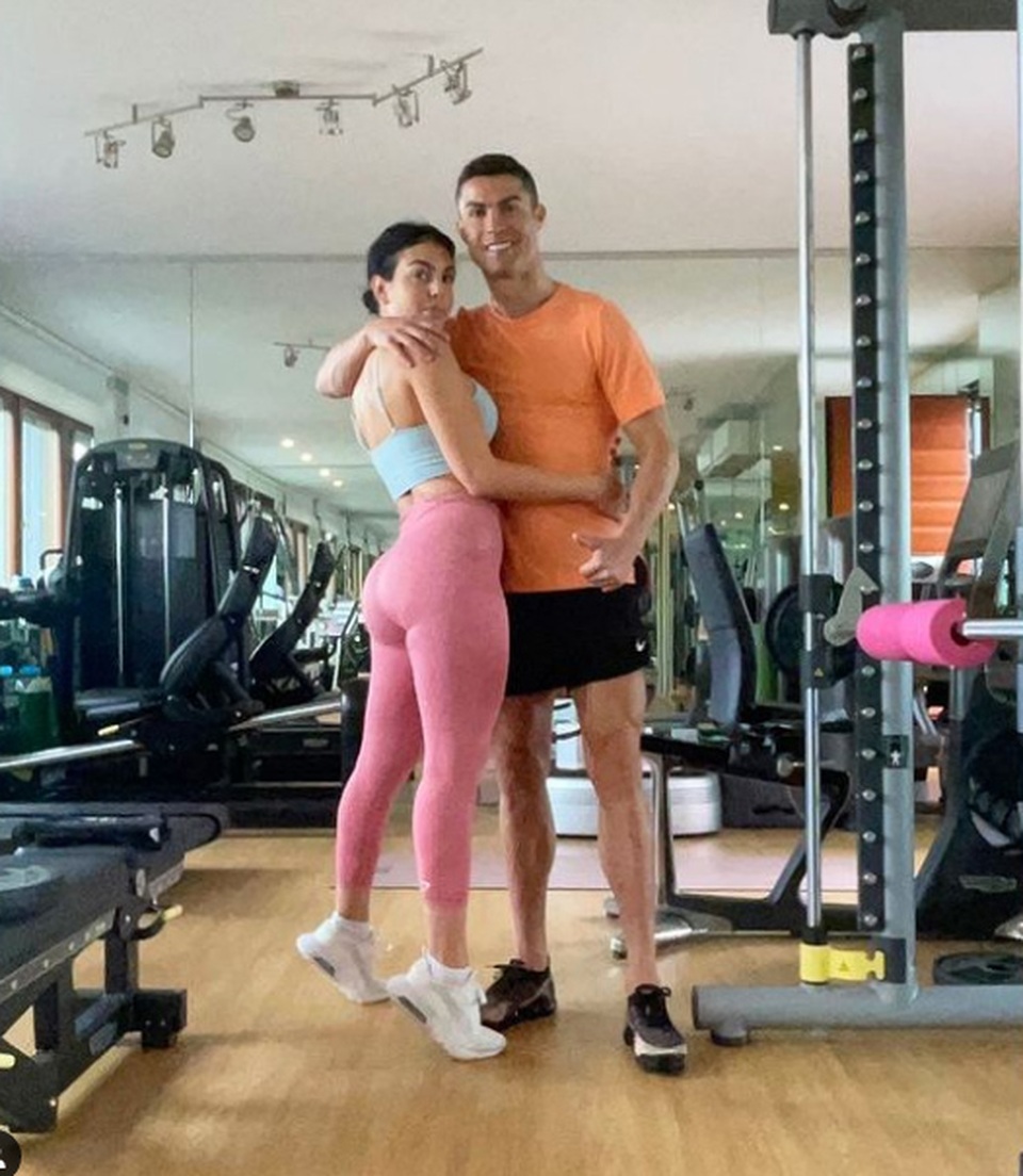 Bạn gái tình tứ ôm Cristiano Ronaldo trong phòng gym - 1 Bạn gái tình tứ ôm Cristiano Ronaldo trong phòng gym - 1