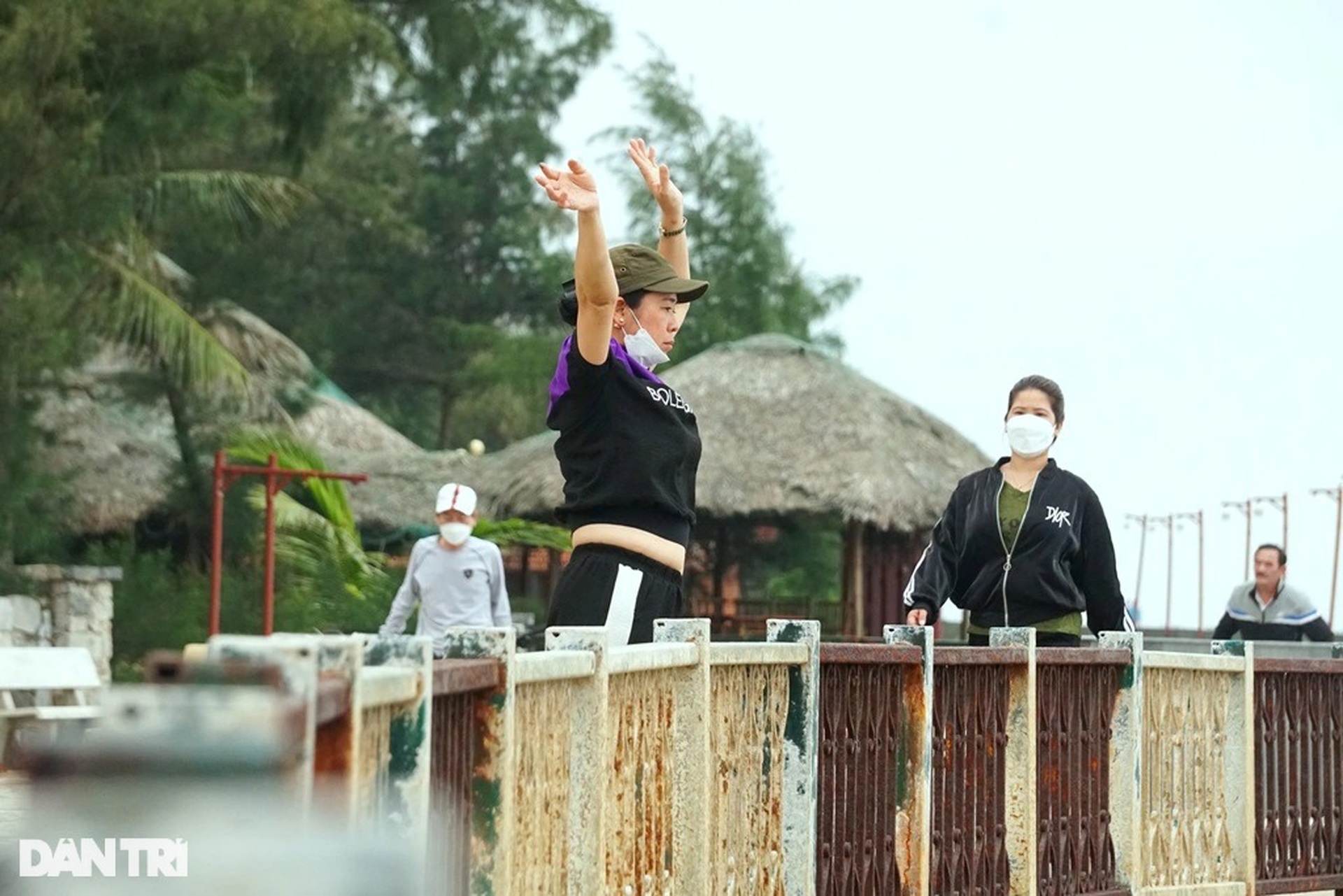 Nắng ấm, người dân đổ ra tuyến đường đẹp nhất phố biển Sầm Sơn thể dục - 7