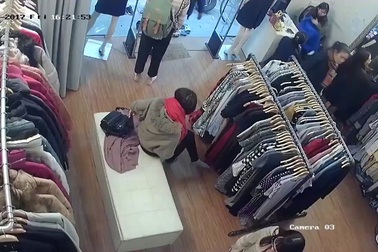 Hai phụ nữ trộm đồ trong cửa hàng thời trang