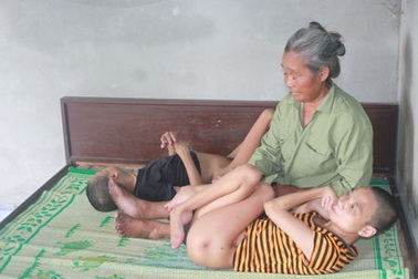 Thương hai ông bà lão hít mùi xú uế của con suốt 30 năm