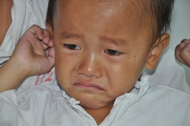 Bé 4 tuổi đáng thương với bụng phình to đáng sợ