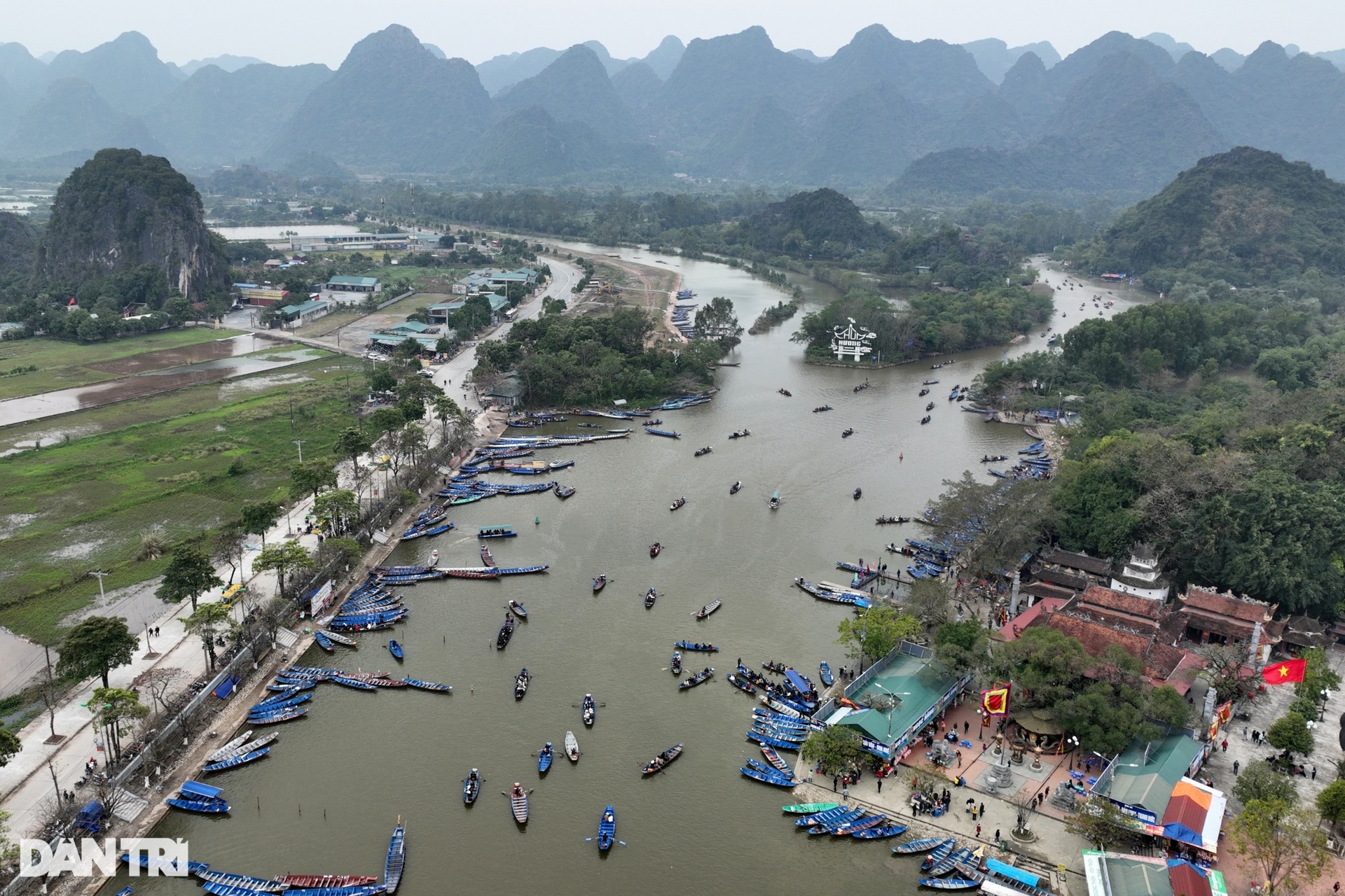 Hàng vạn người chen chân lễ bái ngày chính hội chùa Hương - 1 Hàng vạn người chen chân lễ bái ngày chính hội chùa Hương - 1