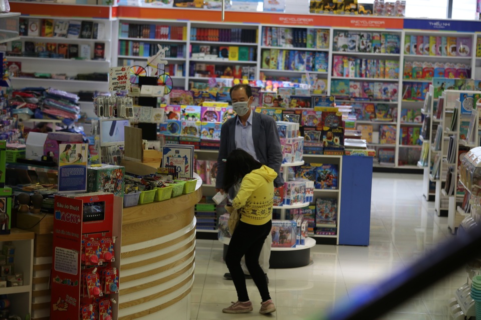 Hà Nội: Trung tâm thương mại vắng khách như đang.... cách ly xã hội! - 6 Hà Nội: Trung tâm thương mại vắng khách như đang.... cách ly xã hội! - 6