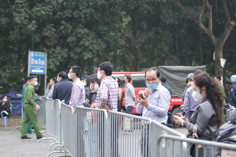Hà Nội: Phát hiện cả bia, lò vi sóng trong thùng tiếp tế vào khu cách ly - 2 Hà Nội: Phát hiện cả bia, lò vi sóng trong thùng tiếp tế vào khu cách ly - 2