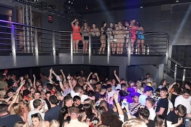 Anh cảnh báo ngày càng có nhiều người trẻ mắc Covid-19 nặng