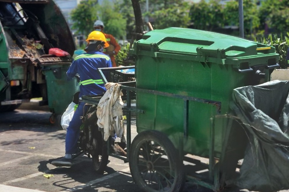 Công nhân thu gom rác ở Đà Nẵng được ưu tiên tiêm vắc xin - 1 Công nhân thu gom rác ở Đà Nẵng được ưu tiên tiêm vắc xin - 1