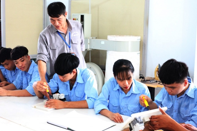 Hướng dẫn học sinh thực hành nghề Điện tử