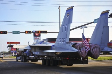 Máy bay chiến đấu Mỹ “kềnh càng” trên phố