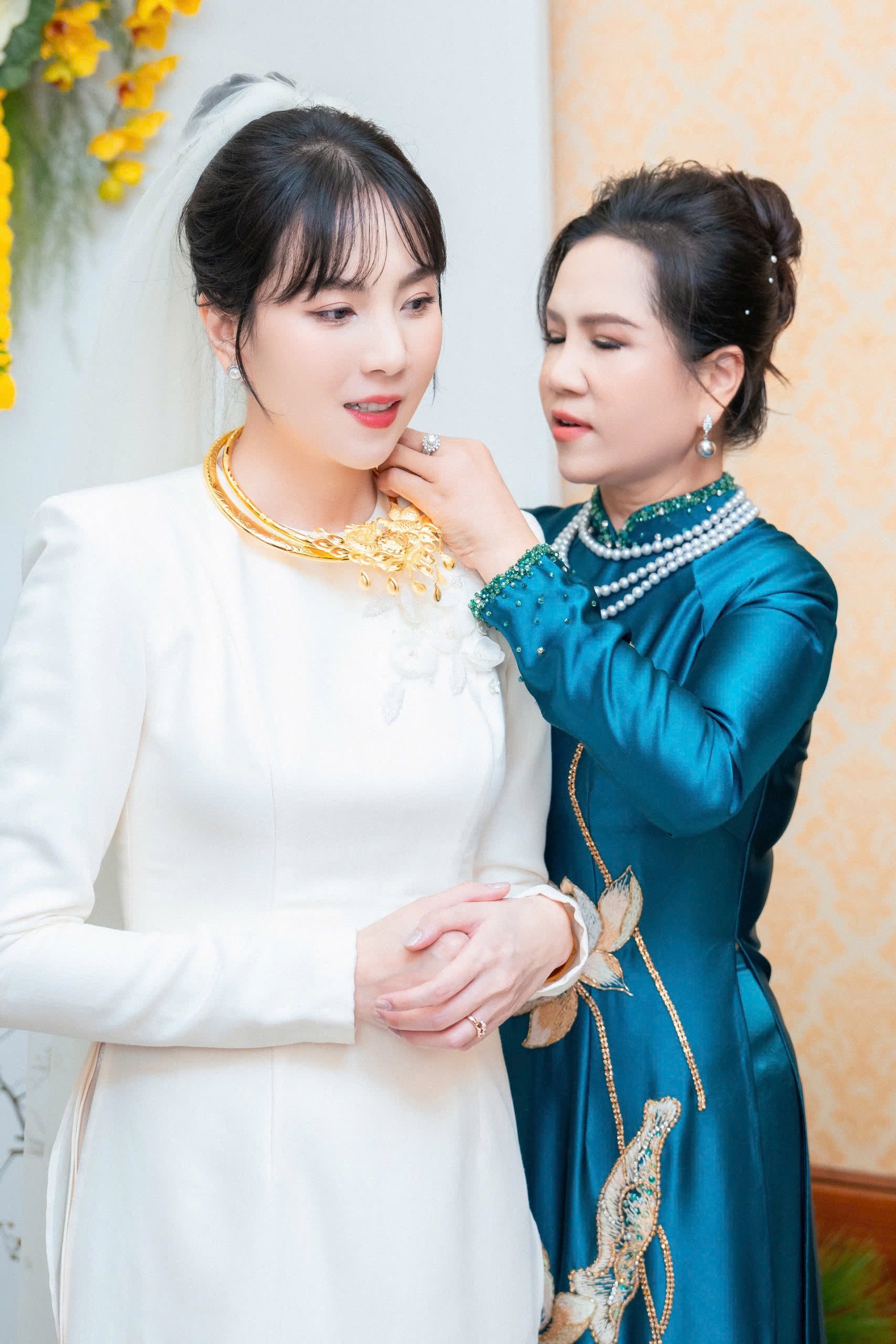 MC Mai Ngọc rạng rỡ trong lễ dạm ngõ với chồng doanh nhân - 7 MC Mai Ngọc rạng rỡ trong lễ dạm ngõ với chồng doanh nhân - 7