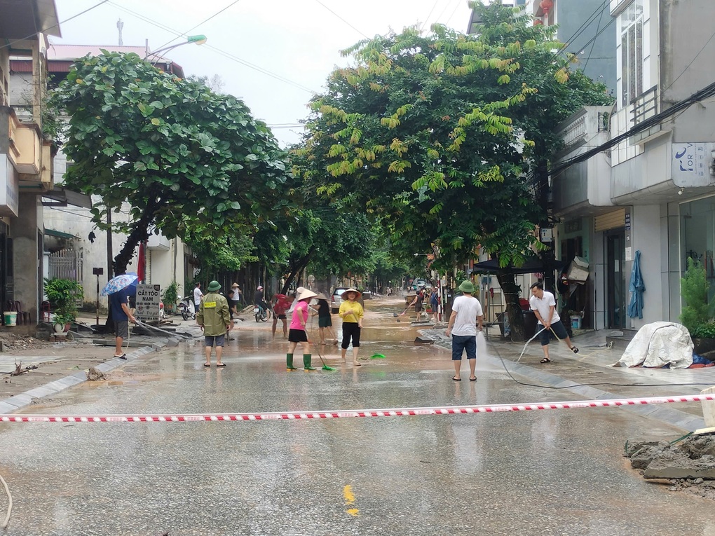 Mưa lớn gây ngập nặng tại TP Yên Bái, nước cao ngang thân nhà - 2 Mưa lớn gây ngập nặng tại TP Yên Bái, nước cao ngang thân nhà - 2