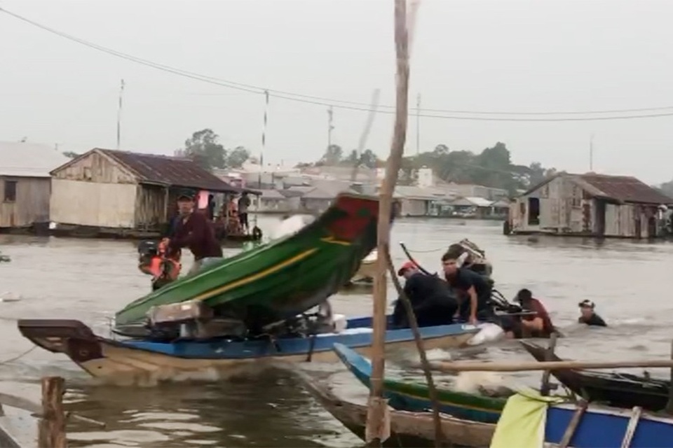 Truy tìm 5 đối tượng lao xuồng máy vào lực lượng chống buôn lậu - 2 Truy tìm 5 đối tượng lao xuồng máy vào lực lượng chống buôn lậu - 2