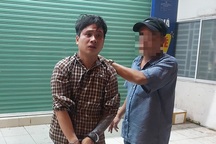 Tên cướp bị 2 cô gái ép xe ngã xuống đường