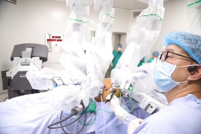 Chuyên gia người Anh cùng PGS.TS Phạm Văn Bình, Phó Giám đốc Bệnh viện K đã phẫu thuật robot điều trị ung thư thận cho người bệnh. 
