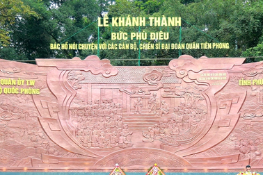 Khánh thành bức phù điêu Bác Hồ nói chuyện với cán bộ, chiến sĩ ở Đền Hùng