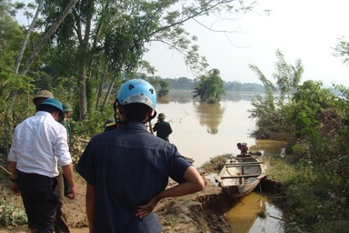 Phát hiện thi thể cháu bé nghi là nạn nhân vụ xe 7 chỗ bị lũ cuốn