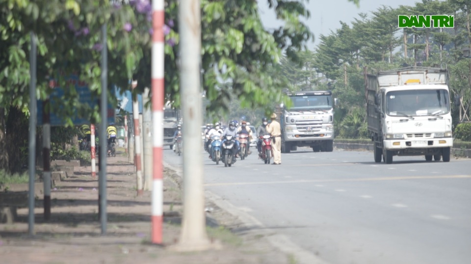 Hà Nội: Rùng mình cảnh hung thần xa lộ nối đuôi nhau vượt đèn đỏ - 8 Hà Nội: Rùng mình cảnh hung thần xa lộ nối đuôi nhau vượt đèn đỏ - 8