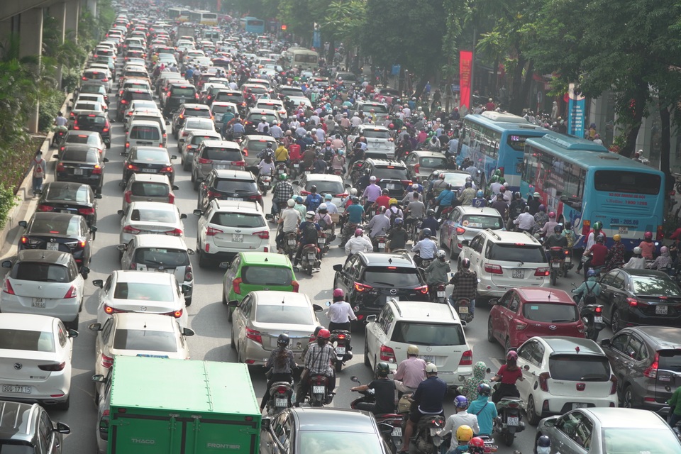Học sinh được đến trường, “đặc sản” tắc đường trở lại Hà Nội - 7 Học sinh được đến trường, “đặc sản” tắc đường trở lại Hà Nội - 7