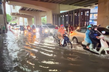 Mưa lớn giờ tan tầm, nhiều tuyến phố Hà Nội ngập nước