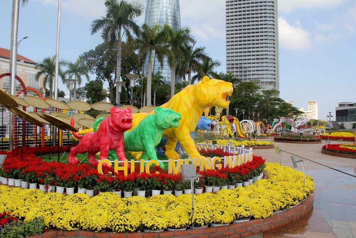 Đàn hổ đủ màu sắc xuống đường hoa Đà Nẵng - 3 Đàn hổ đủ màu sắc xuống đường hoa Đà Nẵng - 3