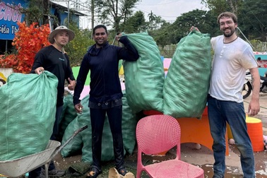 Khách Tây hào hứng khi tham gia "tour dọn dẹp sau lũ" ở Thái Nguyên