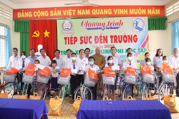 Ban tổ chức trao tặng xe đạp cho các em học sinh tại Trường THCS Võ Duy Linh (huyện Gò Công Đông).