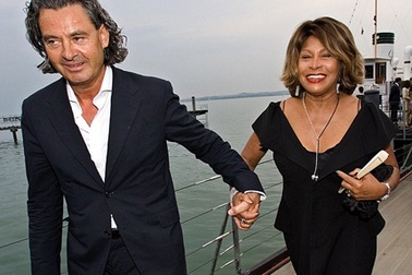 73 tuổi, Tina Turner kết hôn với “phi công trẻ” 