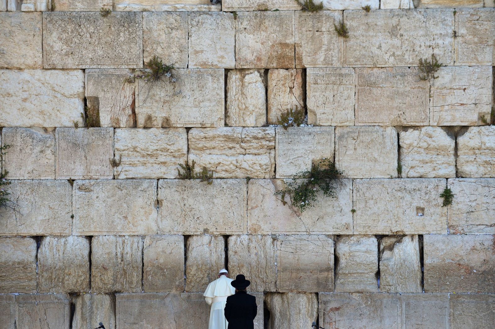 Giáo hoàng cầu nguyện bên cạnh một giáo sĩ Do Thái tại Bức tường phía Tây ở thành cổ Jerusalem vào tháng 5/2014 (Ảnh: AFP).