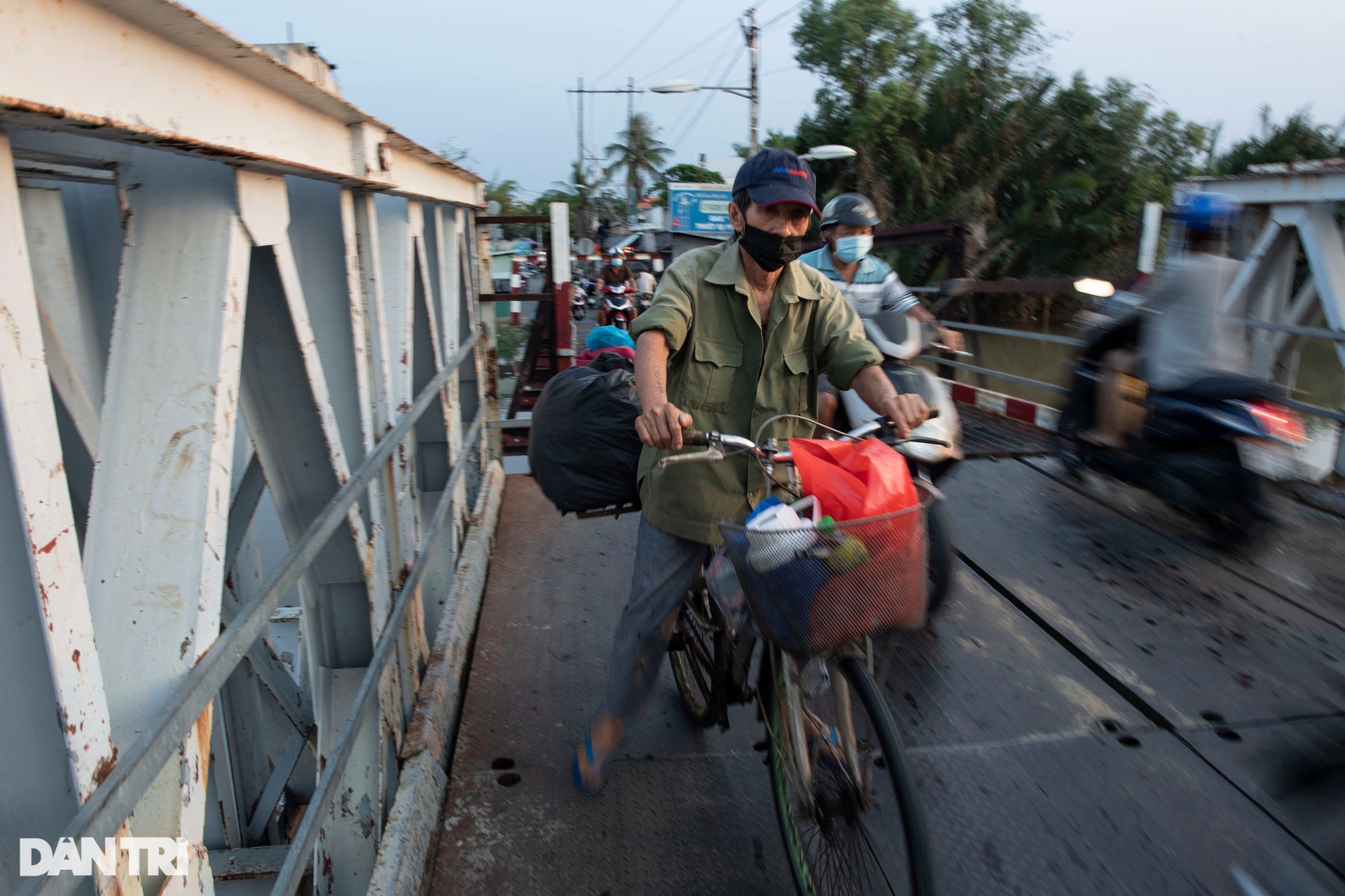 Cầu mới treo hơn 20 năm chưa xong, người dân TPHCM thấp thỏm qua cầu cũ - 4 Cầu mới treo hơn 20 năm chưa xong, người dân TPHCM thấp thỏm qua cầu cũ - 4