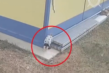 Mẹ bỏ con mới sinh trong túi ni-lông đựng rác đem vứt sau siêu thị