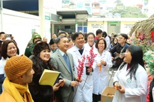 "Chợ Tết yêu thương" gây quỹ tặng quà cho người bệnh