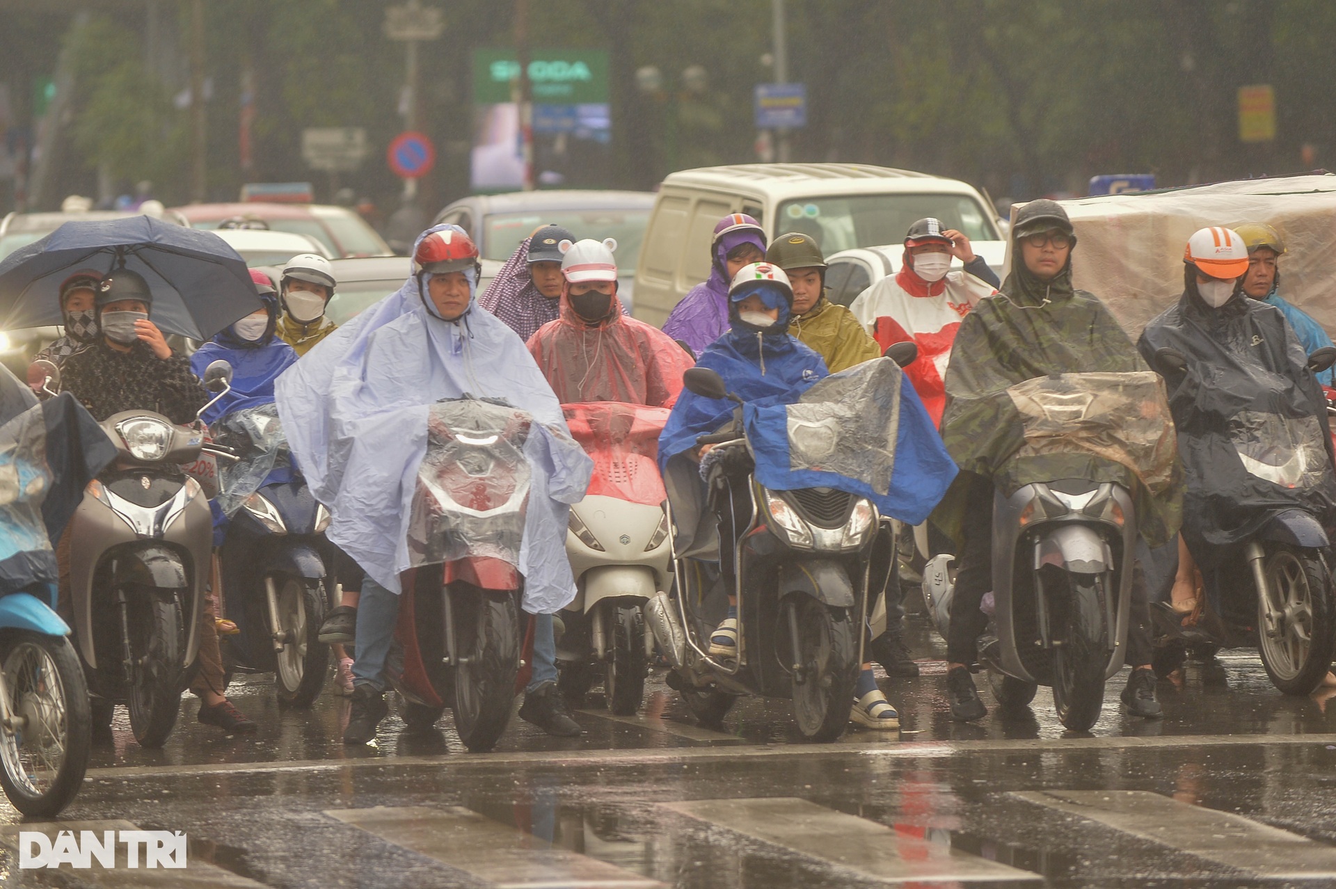 Người Hà Nội sáng nay hứng trọn mưa, rét, tắc đường - 5 Người Hà Nội sáng nay hứng trọn mưa, rét, tắc đường - 5