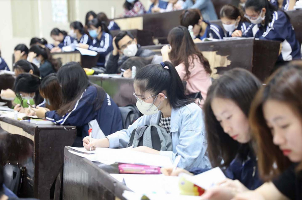 Những sinh viên đầu tiên trở lại trường sau kỳ nghỉ vì covid-19 - 18