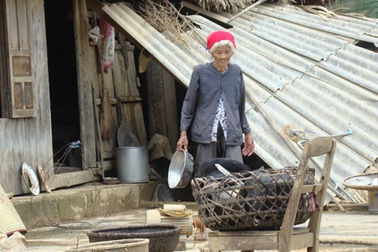 Rũ bùn đứng dậy với hai bàn tay trắng