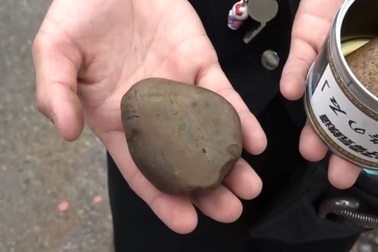 Kiếm bộn tiền nhờ bán những viên đá cuội thô sơ nhặt được