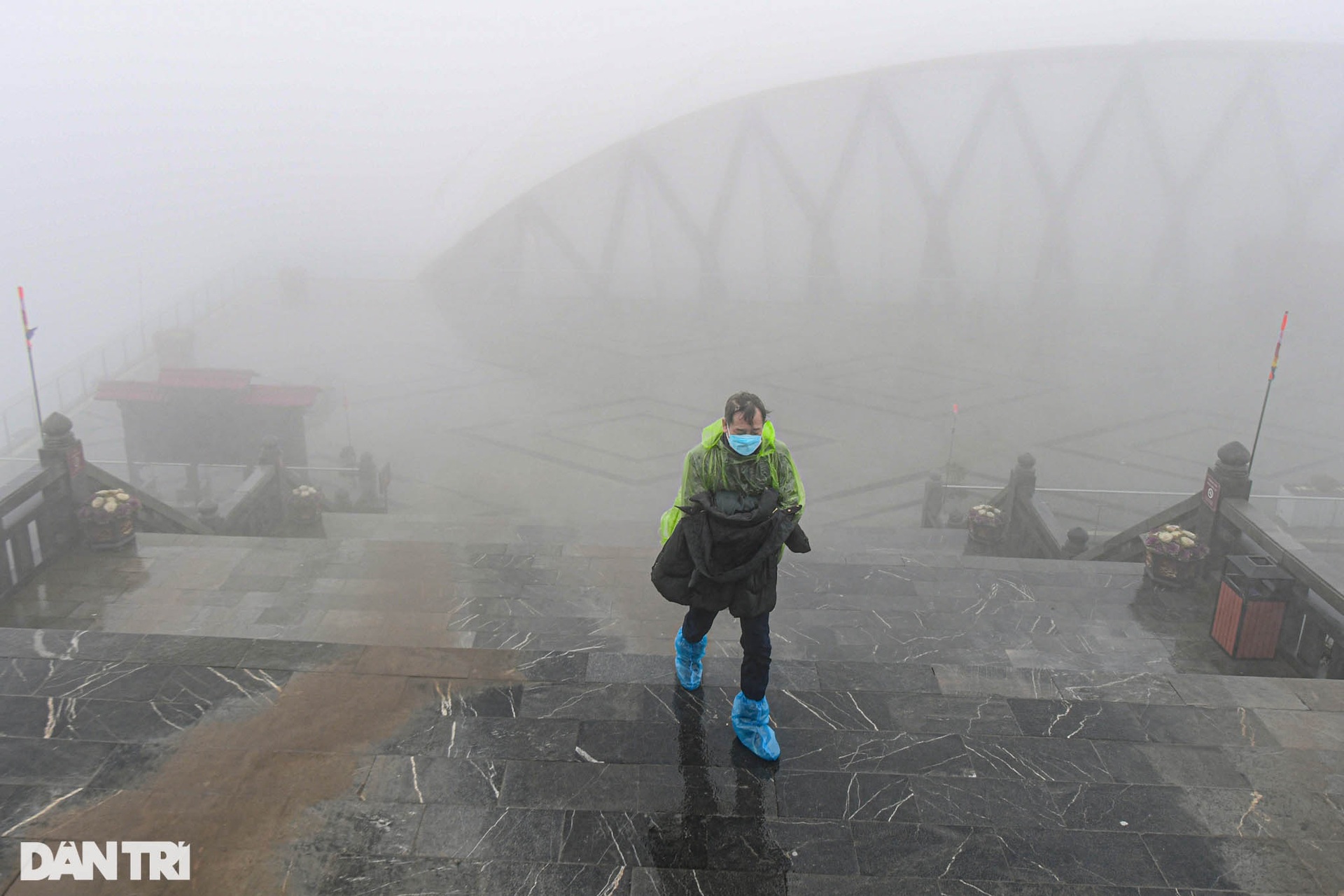 Du khách vẫn đổ lên đỉnh Fansipan dù mưa rét 0 độ C và không có băng tuyết - 10 Du khách vẫn đổ lên đỉnh Fansipan dù mưa rét 0 độ C và không có băng tuyết - 10