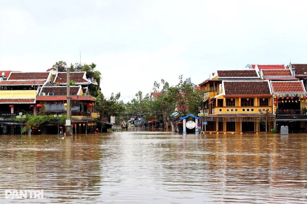 Bất chấp lũ lụt, du khách vẫn đổ về tham quan phố cổ Hội An - 1 Bất chấp lũ lụt, du khách vẫn đổ về tham quan phố cổ Hội An - 1