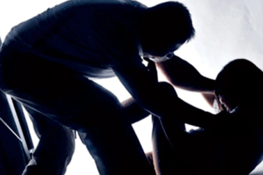 Những người mẹ "dâng" con gái ruột cho... người tình