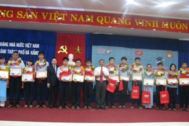 Trao 100 suất học bổng đến học sinh vượt khó học giỏi