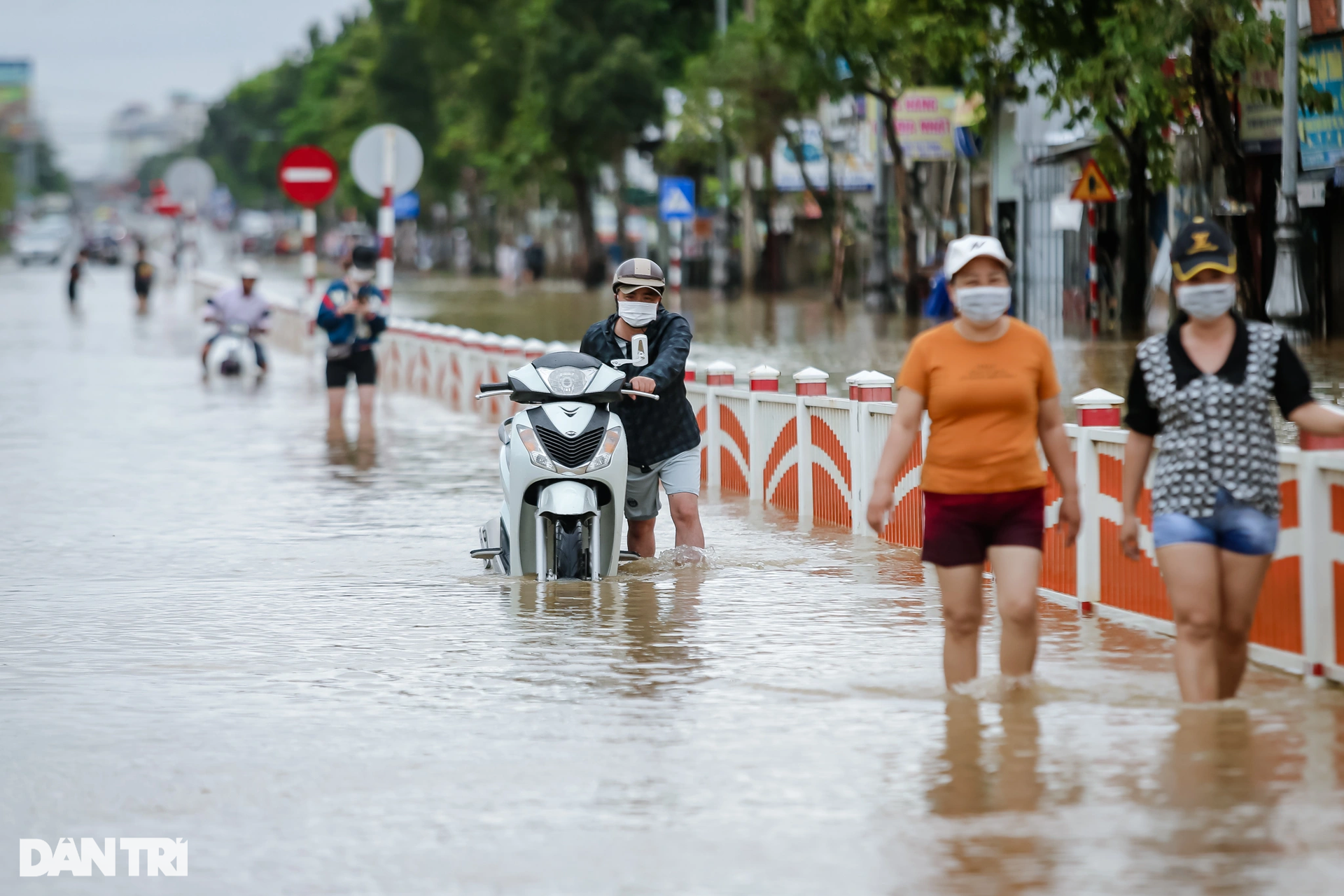 Kinh thành Huế ngập trong biển nước lũ dâng cao - 11 Kinh thành Huế ngập trong biển nước lũ dâng cao - 11
