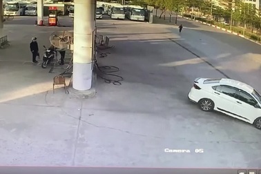 Ô tô húc đổ trụ bơm khi lùi vào cây xăng