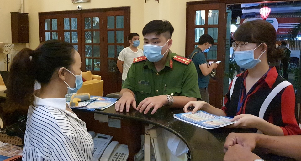 Công an gõ cửa từng nhà tuyên truyền chống dịch Covid-19 - 4 Công an gõ cửa từng nhà tuyên truyền chống dịch Covid-19 - 4