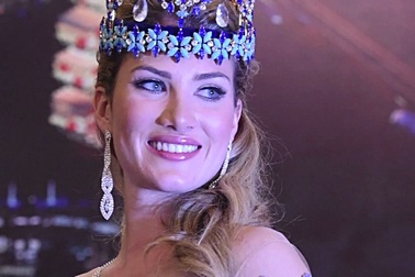 Cư dân mạng “choáng váng” vì Hoa hậu Thế giới thừa nhận gian dối