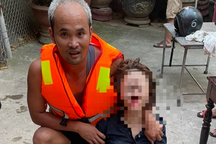 Công an lao mình xuống sông cứu người phụ nữ nhảy cầu