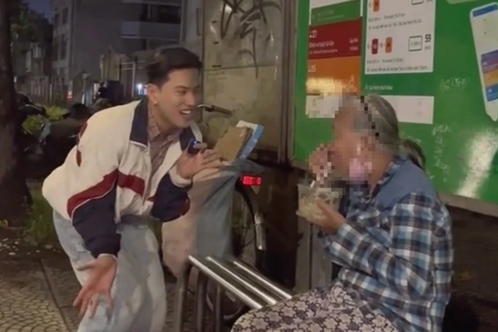 Thảm họa câu view: Nhảy múa ở nơi linh thiêng, livestream lễ tang nghệ sĩ - 3 Thảm họa câu view: Nhảy múa ở nơi linh thiêng, livestream lễ tang nghệ sĩ - 3