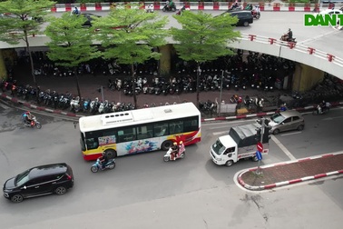 Vì sao bãi đỗ xe dưới gầm cầu vẫn tồn tại dù trái luật?