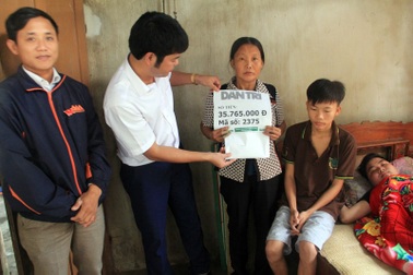 Trao hơn 35 triệu đồng đến mẹ nghèo bệnh tật nuôi hai con trọng bệnh