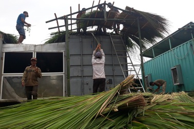 Quảng Ngãi: Phụ huynh xã nghèo chung tay sửa nhà bán trú cho con em