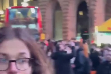 Cưỡi tượng thần tình yêu cao 11m giữa giao lộ và... lướt điện thoại