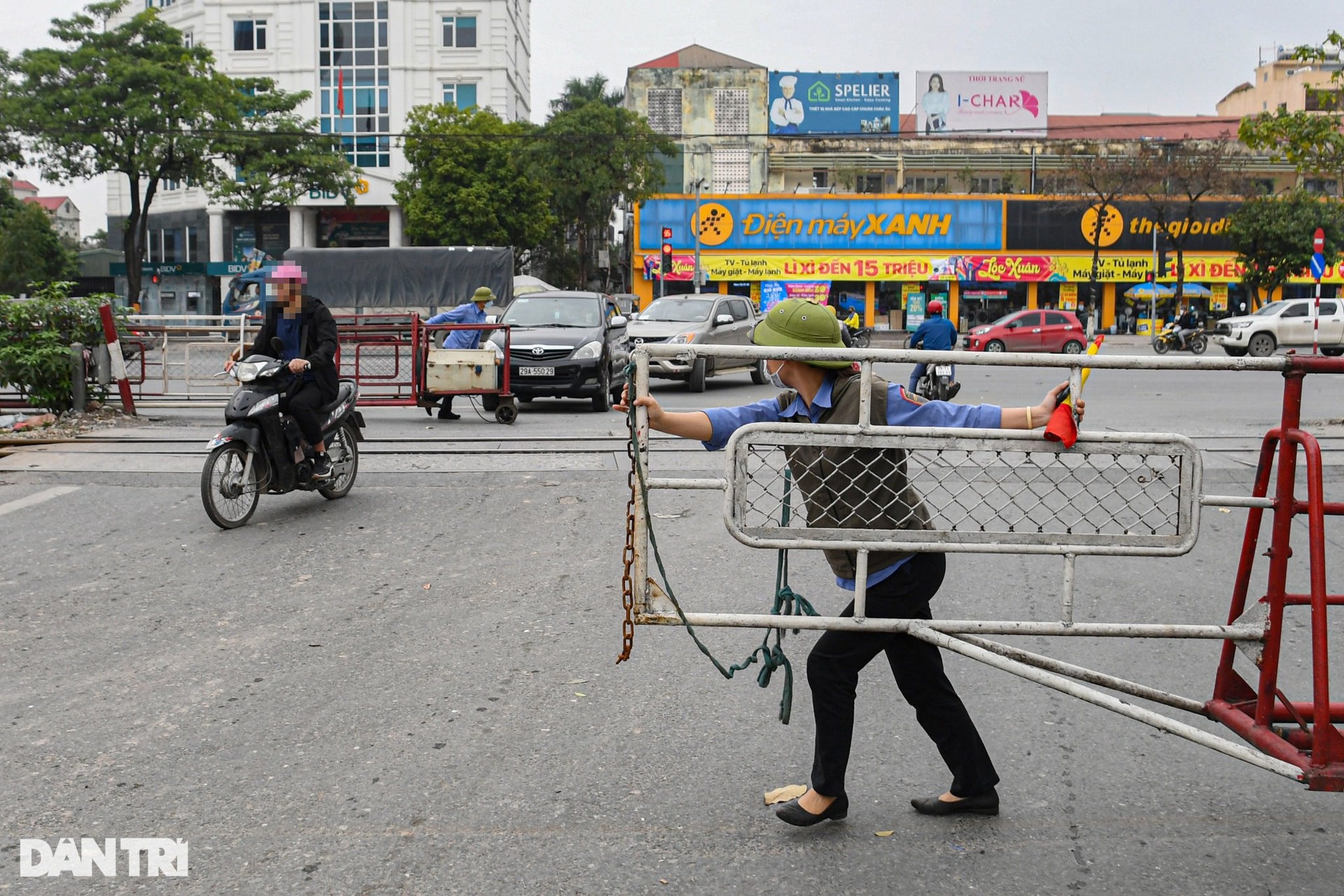 Giỡn mặt tử thần: Chửi nhân viên gác chắn để cố vượt qua đường ray - 9 Giỡn mặt tử thần: Chửi nhân viên gác chắn để cố vượt qua đường ray - 9