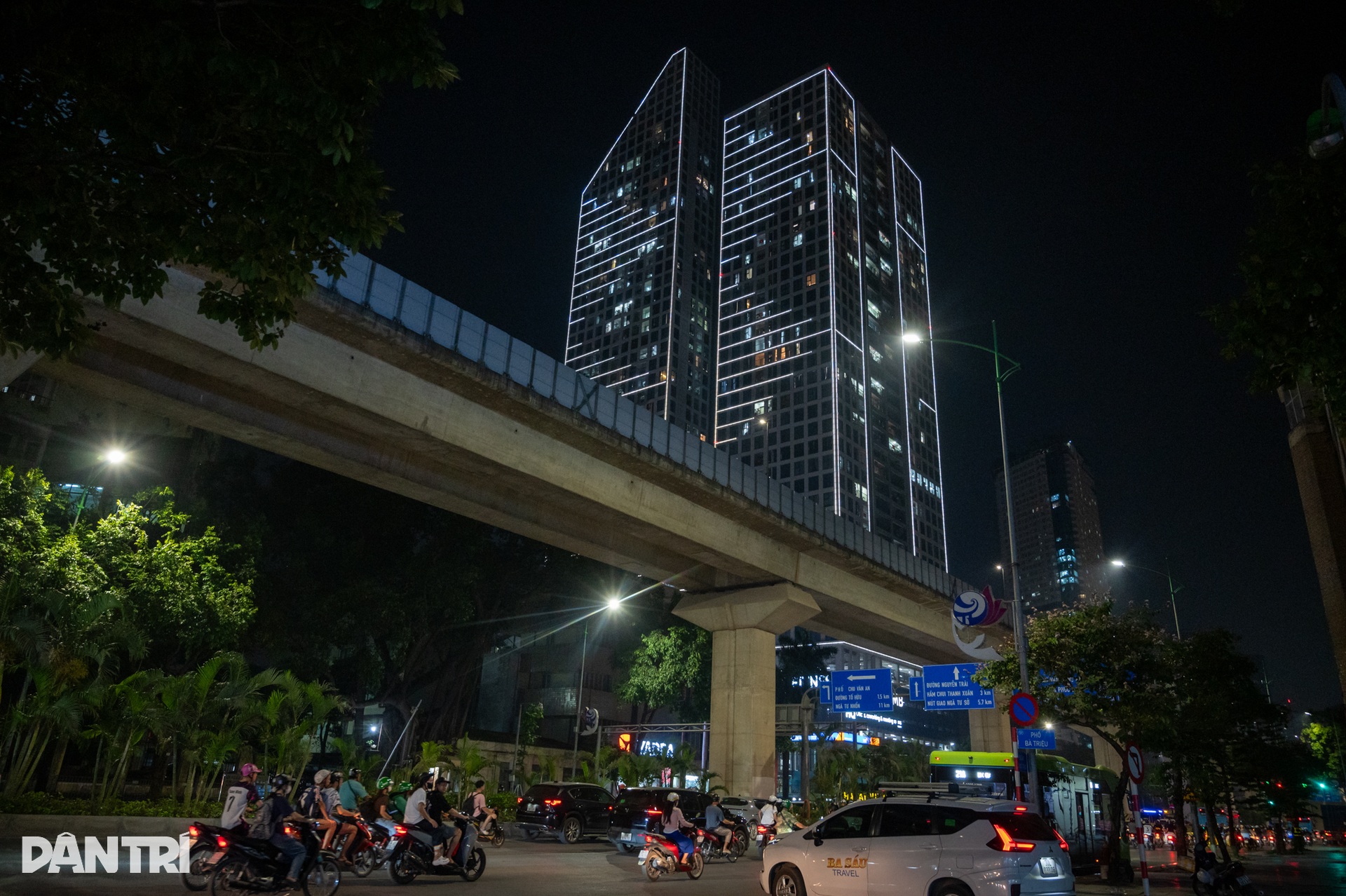 Dưới nắng như thiêu, thợ điện Hà Nội xuyên trưa xử lý các nguy cơ gây sự cố - 13